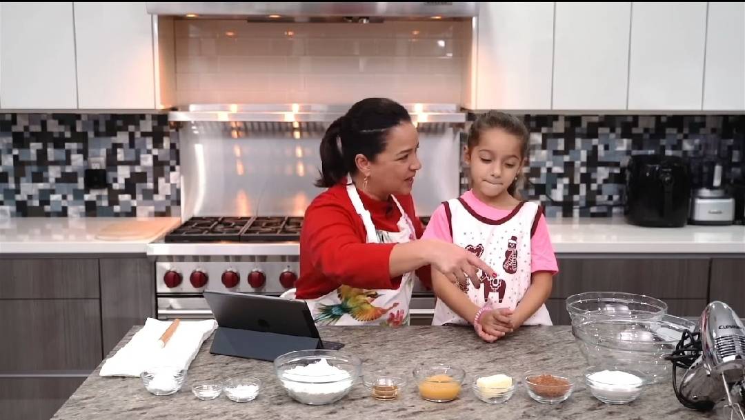 Adamari López y su hija Alaïa en víspera de Navidad preparan galletas de chocolate en su lujosa y moderna cocina estilo chef adamari lópez