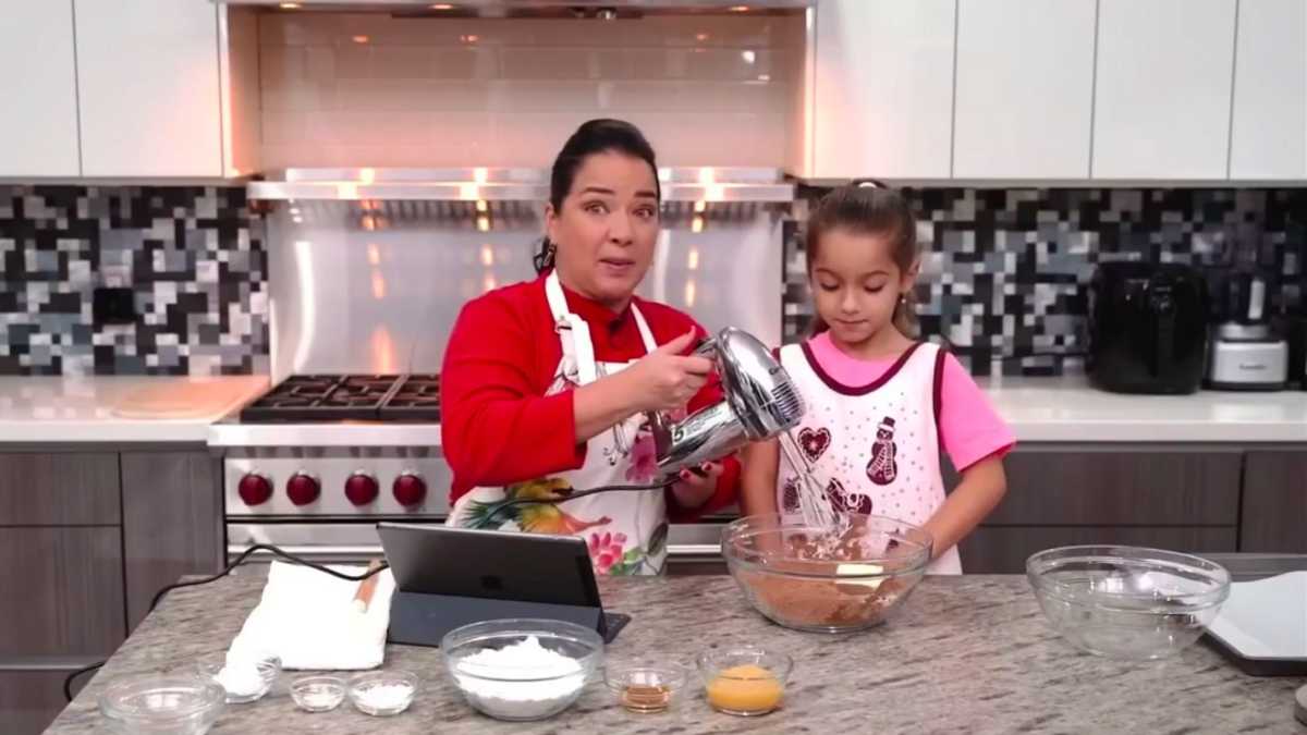 Adamari López y su hija Alaïa en víspera de Navidad preparan galletas de chocolate en su lujosa y moderna cocina estilo chef adamari lopez