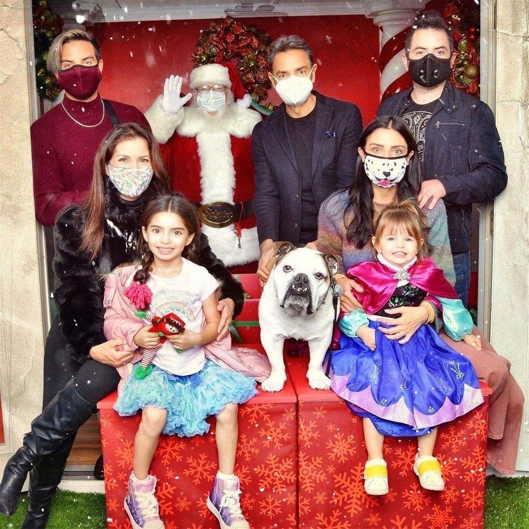 Aislinn Derbez comparte la postal navideña con su familia y el gran ausente es Mauricio Ochmann aislinn derbez
