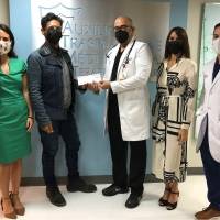 Draco Rosa y su fundación hacen donativo a programa de transplante de médula ósea