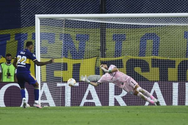 Gabriel Arias no pudo salvar a Racing en la derrota ante Boca Juniors en la Copa Libertadores