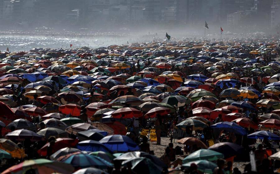 Playas llenas en Río de Janeiro pese a alerta por Covid-19