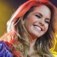 Lucero hechiza con un pantalón palazzo beige bordado con flores y un top de cuello halter