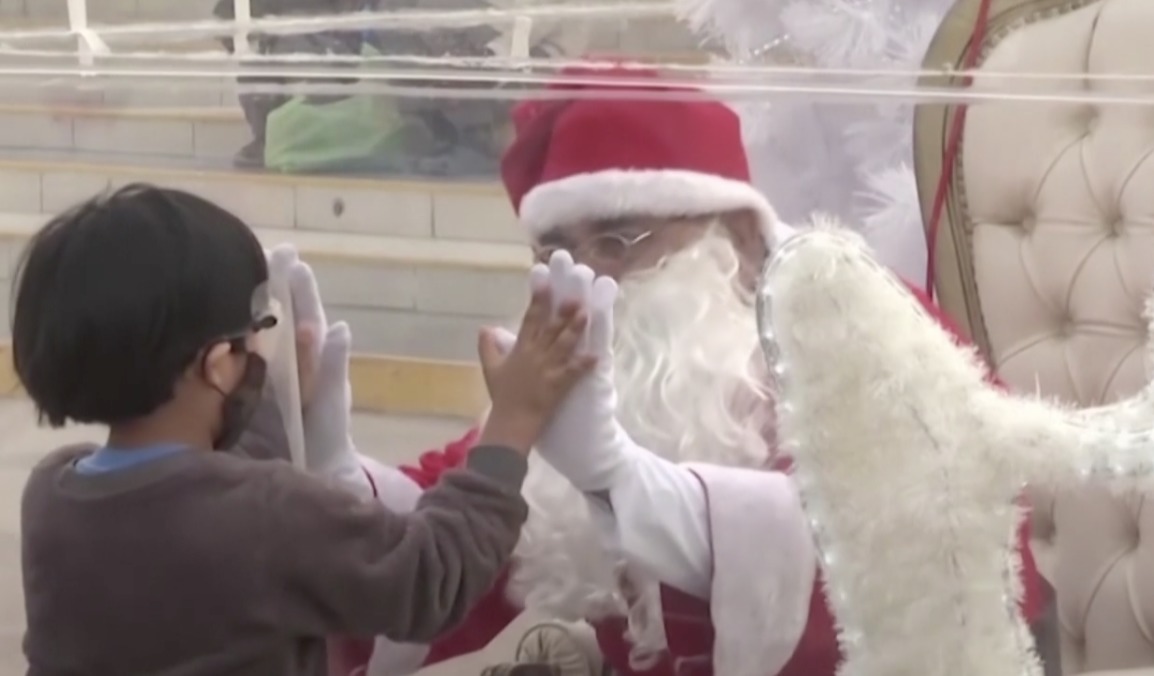Santa anima a niños en Perú en medio pandemia por Covid-19
