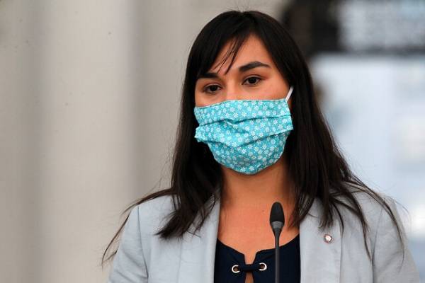 Izkia Siches llama al Gobierno a "no farandulizar" proceso de vacunación: "Ojalá se tome con la seriedad que se requiere"