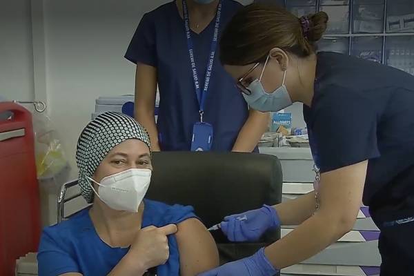 Tens del Hospital Sótero del Río se convierte en la primera chilena vacunada contra el coronavirus