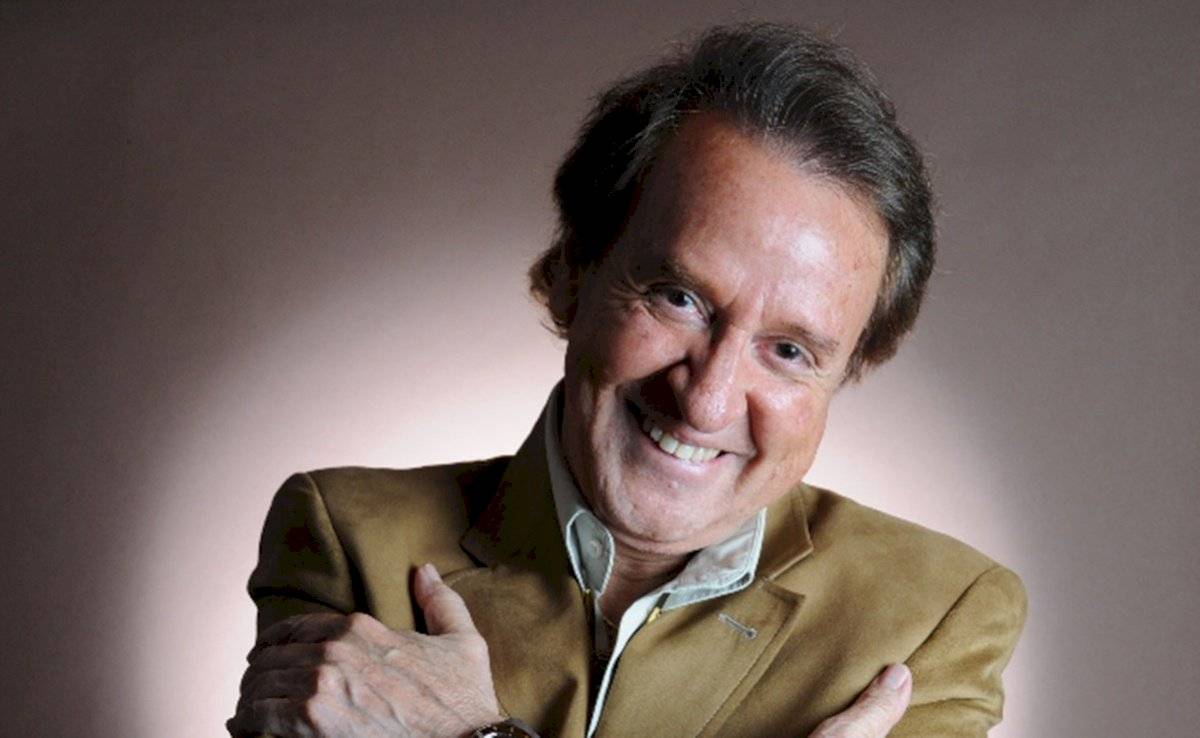 Se trata del actor Carlos Villagrán, mejor recordado por su papel como “Kiko” en el famoso programa de 1971, “El chavo del 8”.