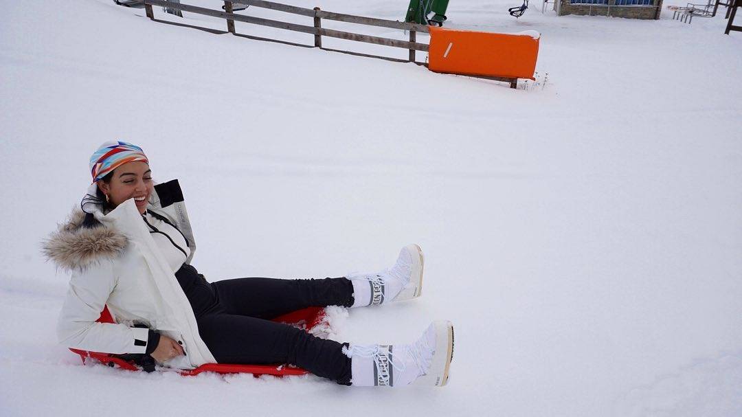 La novia de Cristiano Ronaldo presume sus curvas en un outfit de lujo en las nevadas vacaciones en Italia cristiano ronaldo