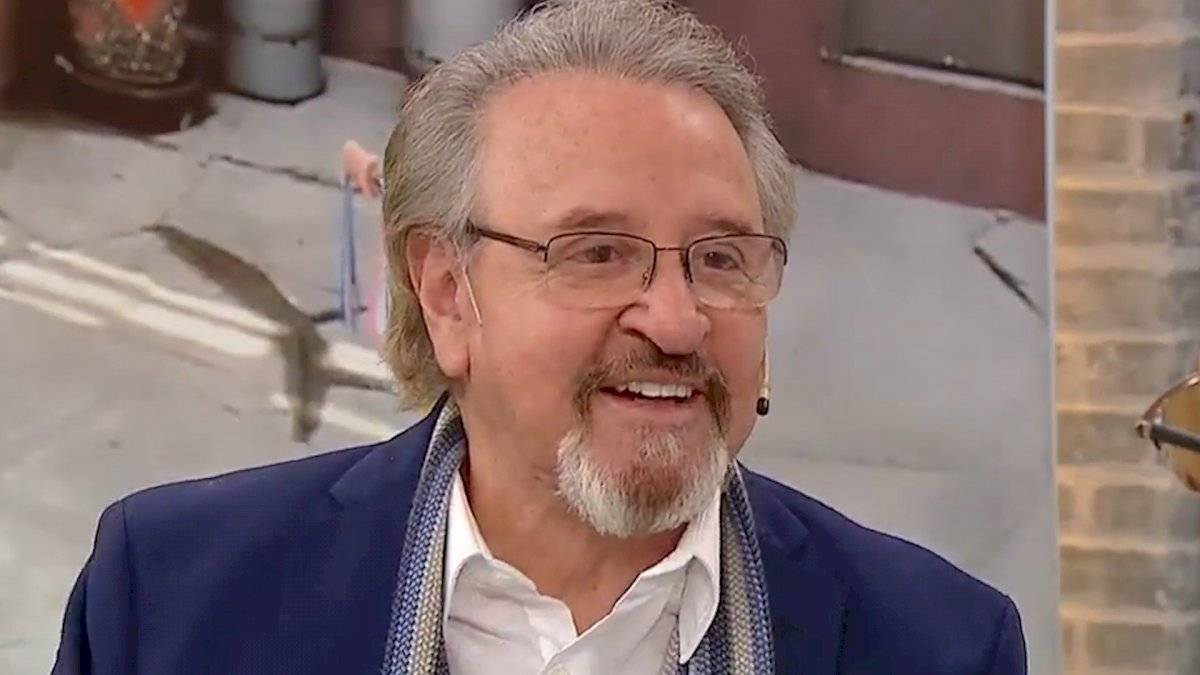 Se trata del actor Carlos Villagrán, mejor recordado por su papel como “Kiko” en el famoso programa de 1971, “El chavo del 8”.