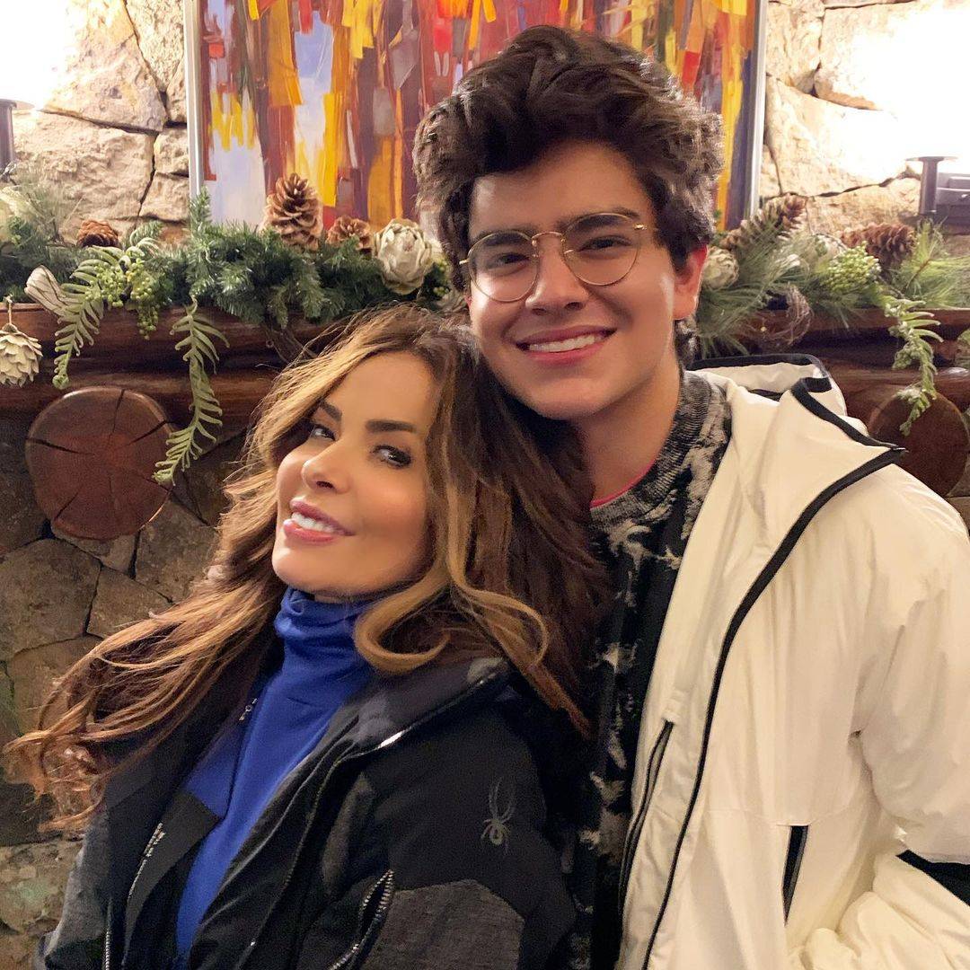 Gloria Trevi sorprende y luce feliz en unas encantadoras fotos con sus dos hijos: Miguel y Ángel Gabriel gloria trevi