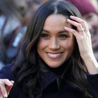 Meghan Markle muestra el mejor look para embarazadas con vestido violeta y gabardina roja