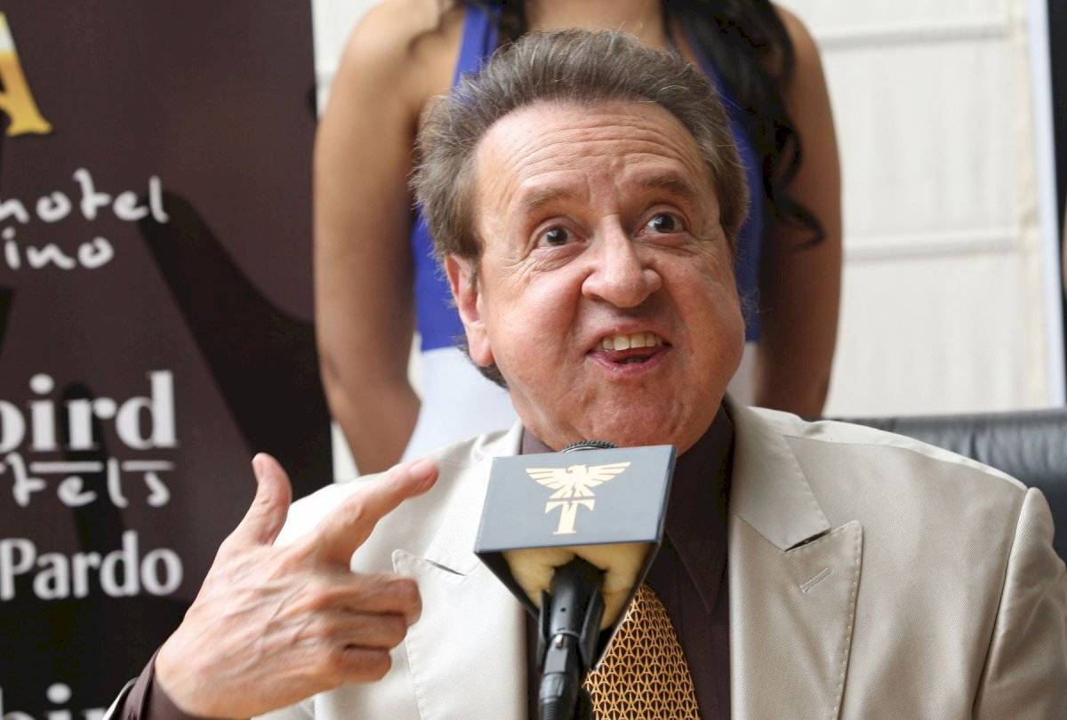 Se trata del actor Carlos Villagrán, mejor recordado por su papel como “Kiko” en el famoso programa de 1971, “El chavo del 8”.