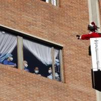 El hermoso detalle de bomberos con niños y ancianos en Navidad
