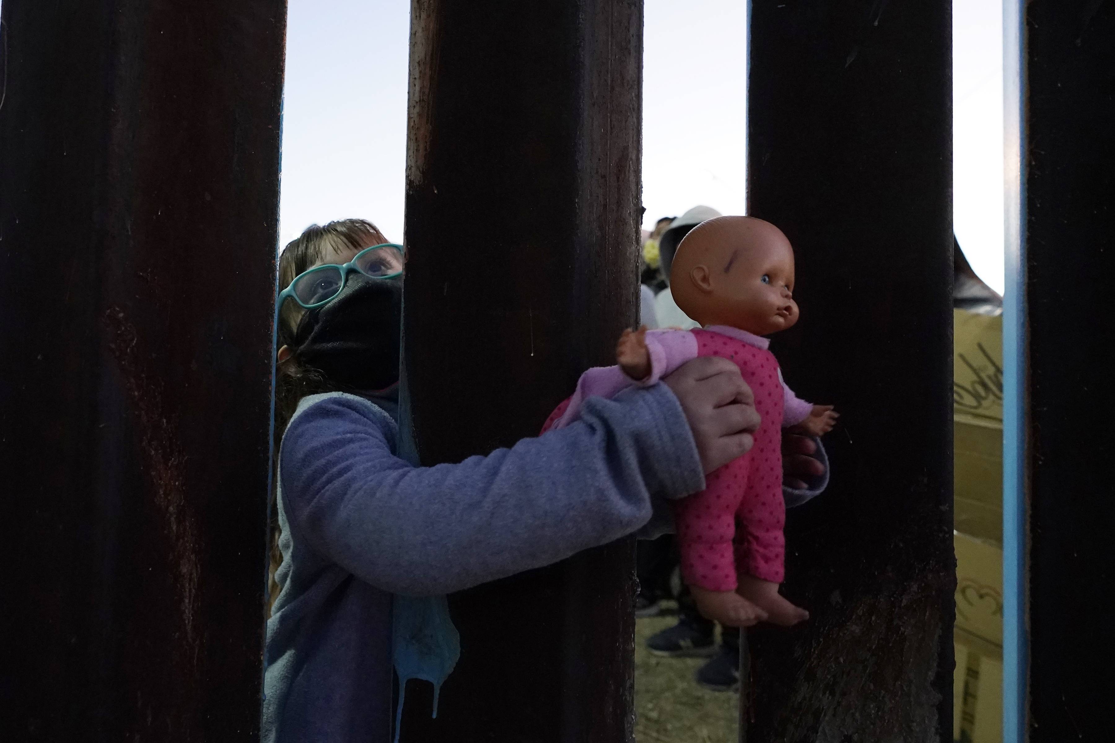 A lo largo de ambas fronteras, fotógrafos de The Associated Press hallaron familias conectándose en números menores y de manera más íntima, superando obstáculos inusuales para las celebraciones compartidas. A lo largo de ambas fronteras, fotógrafos de The Associated Press hallaron familias conectándose en números menores y de manera más íntima, superando obstáculos inusuales para las celebraciones compartidas.