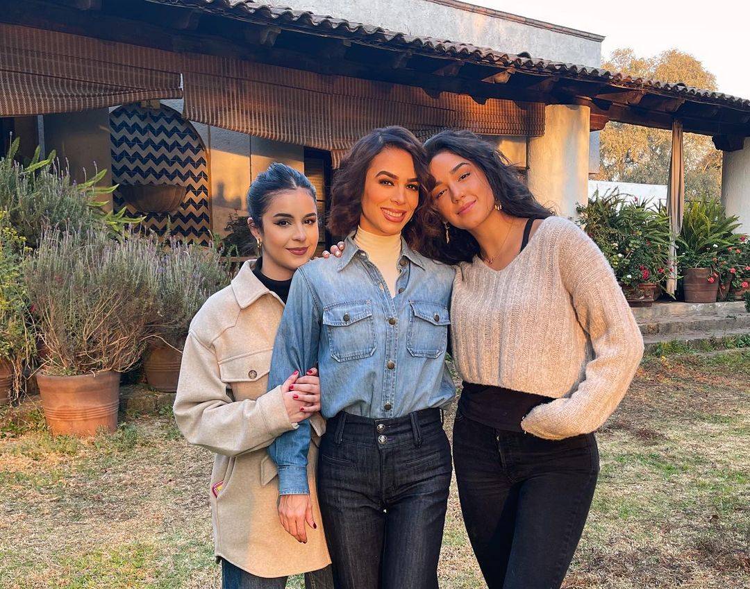 Biby Gaytán posa con sus hijas en un look ‘total denim’ de camisa y pantalón palazzo con el que se roba las miradas biby gaytán