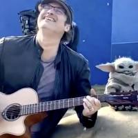 Baby Yoda baila al ritmo de la guitarra de Robert Rodríguez