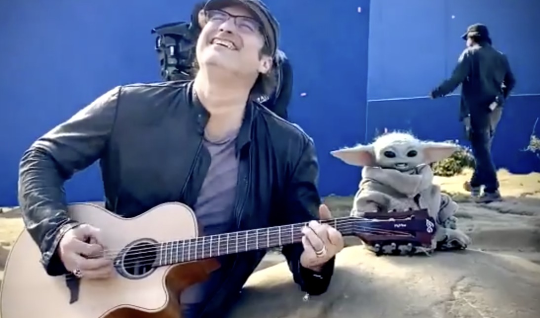Baby Yoda baila al ritmo de la guitarra de Robert Rodríguez
