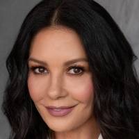 Catherine Zeta Jones posa en un diminuto bikini negro junto a Santa Claus mientras hace alarde de su cuerpo a sus 51 años