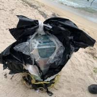 Hallan fardo con sustancias controladas en playa de Guánica