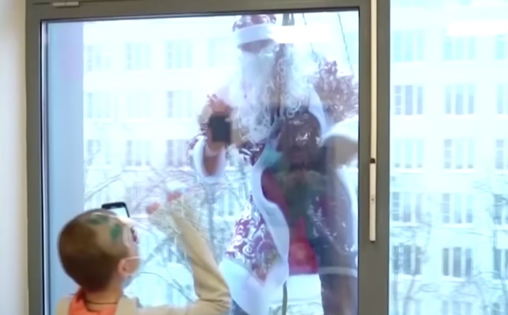 Santa Claus sorprende a niños en ventanas de hospital ruso