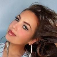 Thalia se luce en Navidad con un outfit de gala en un romántico vestido rojo plisado que eleva su elegancia