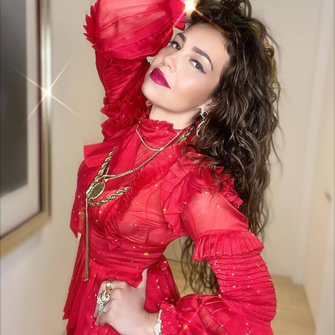 Thalia se luce en Navidad con un outfit de gala en un romántico vestido rojo plisado que eleva su elegancia thalia