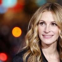 Julia Roberts com shorts jeans e tênis rompe com estereótipos da moda depois dos 50