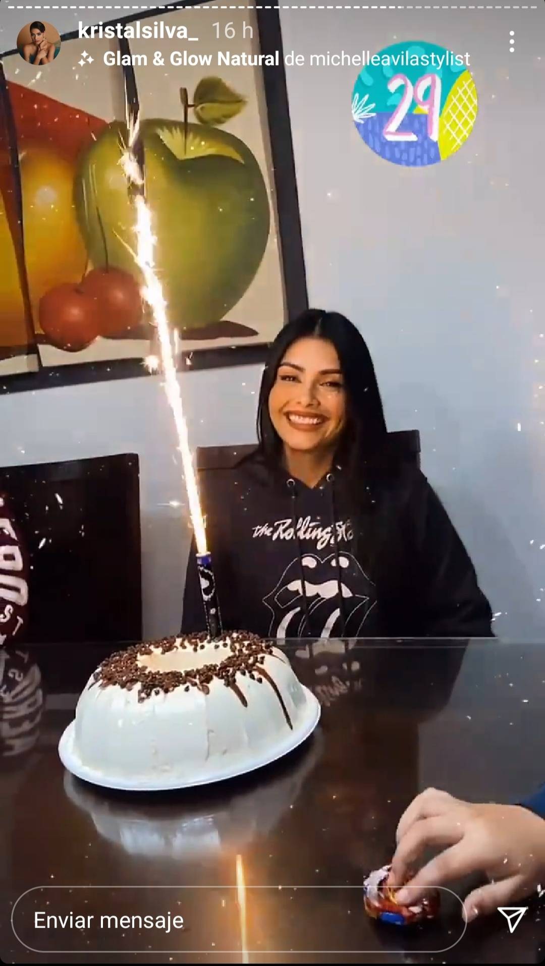 Kristal Silva luce sublime en un vestido blanco de gran escote y con un drapeado que detalla su delgada cintura kristal silva