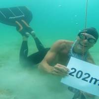 Buceador danés rompe el récord mundial de apnea nadando 202 metros de largo