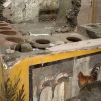 Arqueólogos descubren en Pompeya un puesto de comida rápida de 2 mil años