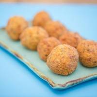 Humm… Aprenda a fazer a receita do Rodrigo Hilbert de bolinho de peixe com molho de ervas