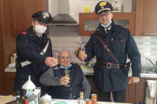La tierna llamada de adulto mayor a policía italiana en Navidad: no quería estar solo