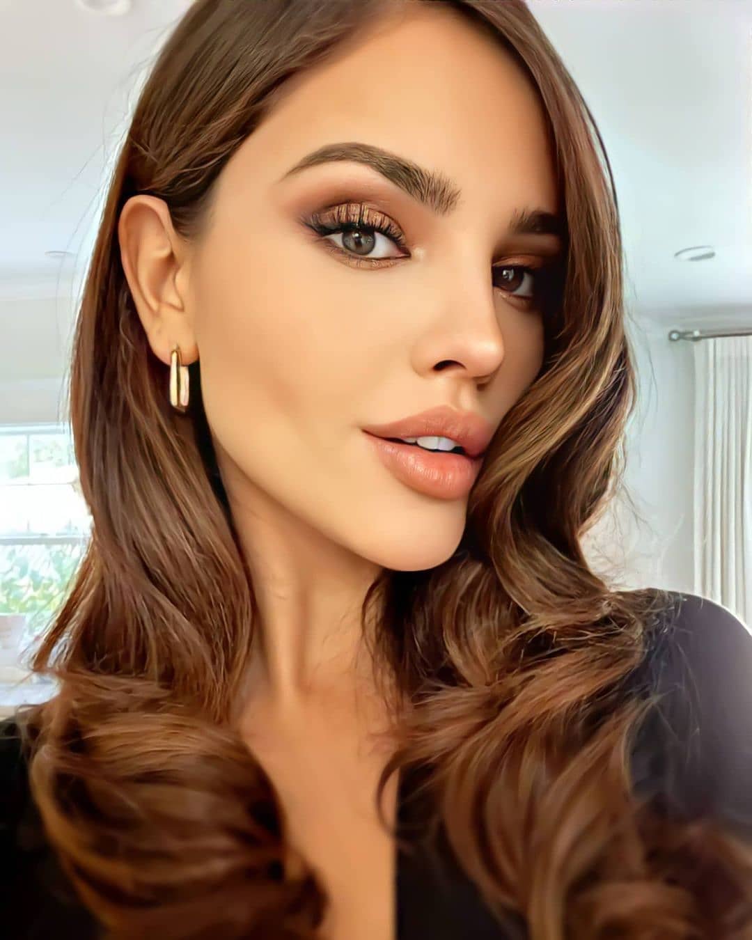 Eiza González cautiva con un look relajado ‘total nude’ con cardigan y pantalón a la cintura para salir de compras en Los Ángeles eiza gonzález