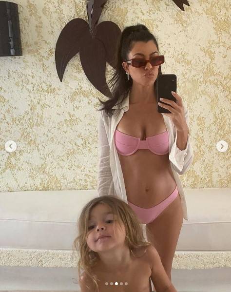 Kourtney Kardashian posando con su hijo kourtney kardashian