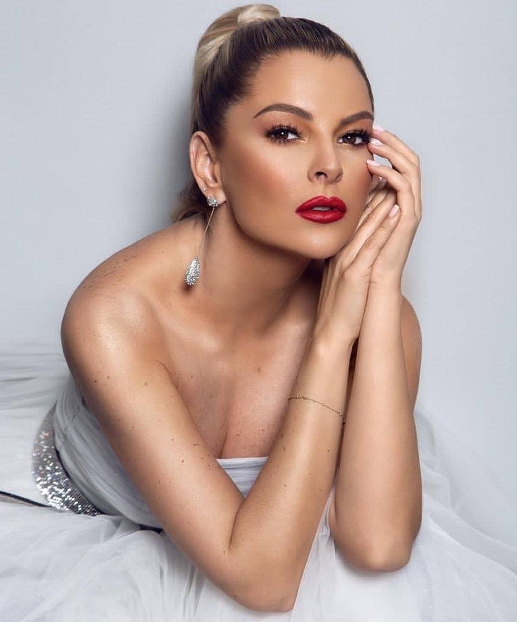 Marjorie de Sousa se viste de verde Navidad en un ceñido vestido metalizado de gran abertura en la pierna marjoriedesousa