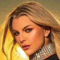 Marjorie de Sousa se viste de verde Navidad en un ceñido vestido metalizado de gran abertura en la pierna