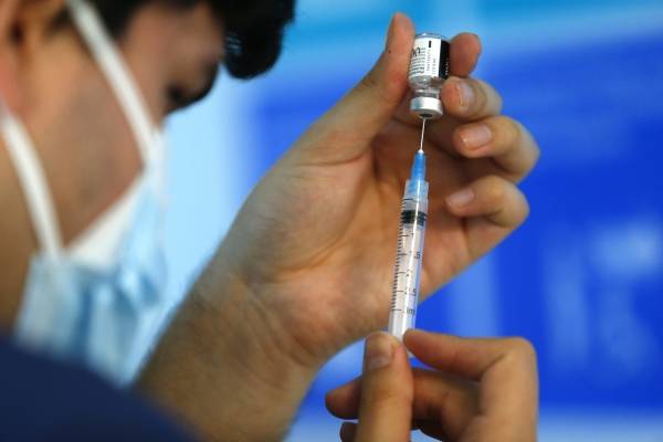 Dolor de brazo, fiebre y hormigueo: 20 vacunados presentan efectos adversos
