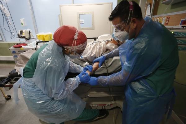 Norte del país en alerta por covid: Hospital de Iquique se suma a Antofagasta y se queda sin camas críticas
