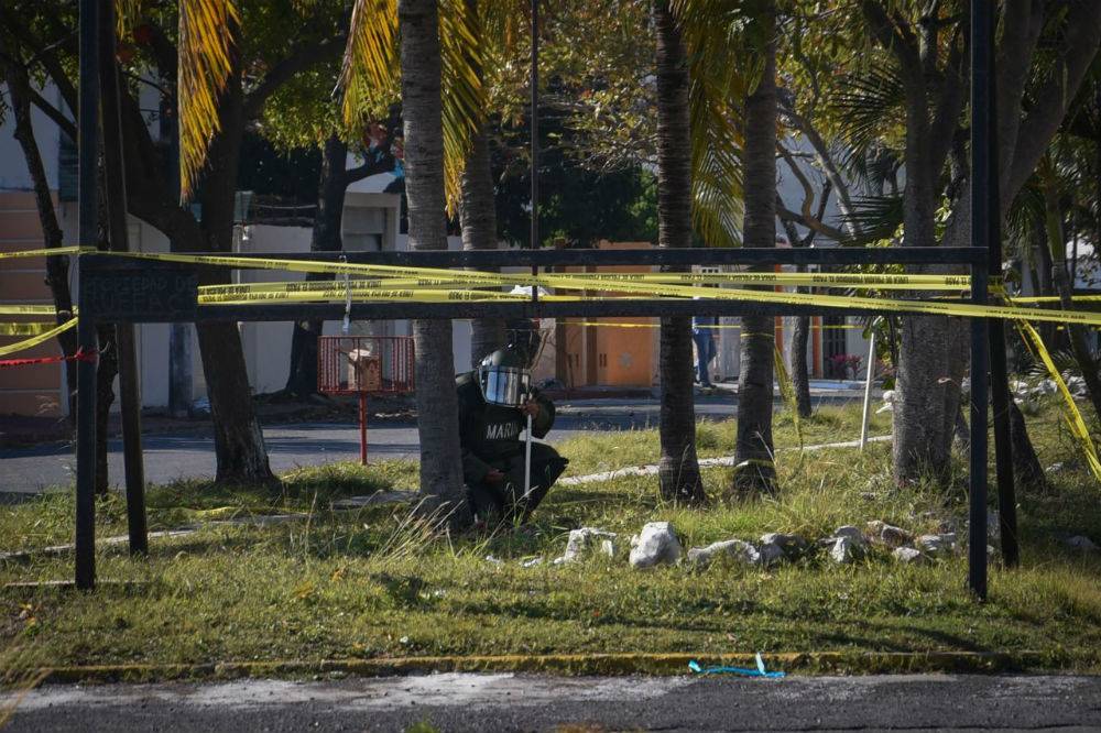 Marinos retiran un artefacto explosivo en Veracruz