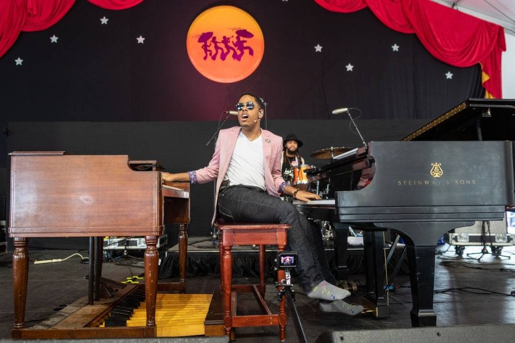 Matthew Whitaker, el pianista norteamericano que nació con ceguera. Matthew Whitaker, el pianista norteamericano que nació con ceguera.