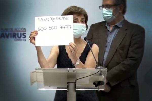 De última tecnología: Paula Daza mostró el teléfono de Salud Responde en un cartel escrito a mano