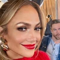 Jennifer Lopez deslumbra en un vestido de princesa Balmain escotado, con capas de tul y botas de látex al llegar al Times Square