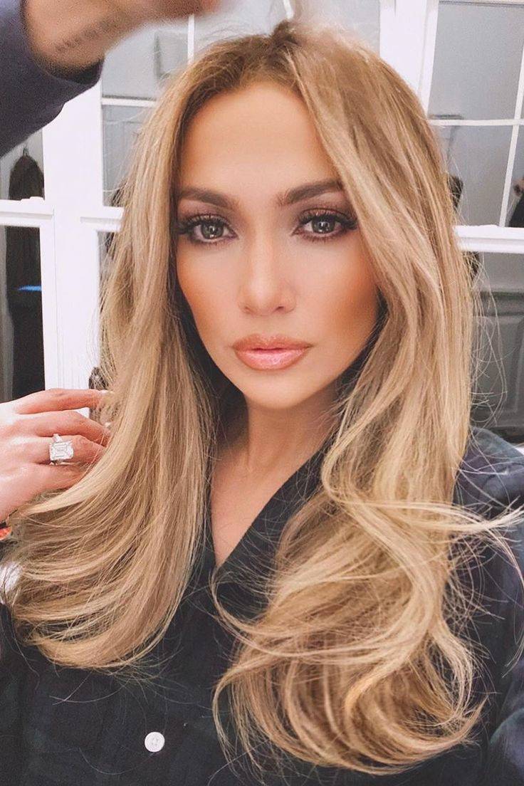 Jennifer Lopez se supera con un look de invierno color nude con chamarra de terciopelo acolchada y lujosa bufanda blanca de peluche jennifer lopez