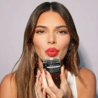 Kendall Jenner luce un vestido negro en la portada de la versión china de Vogue