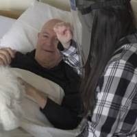 Perritos dan compañía y alegría en asilo de ancianos durante la pandemia