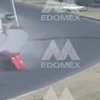 Automovilista vuelca tras viajar a exceso de velocidad en Toluca