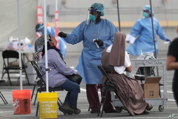 El malvado del año: detienen a farmacéutico por estropear cientos de dosis de vacunas contra el covid 19