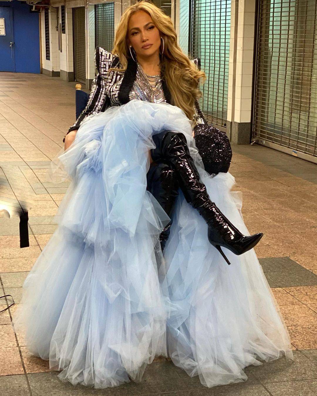 Jennifer Lopez deslumbra en un vestido de princesa Balmain escotado, con capas de tul y botas de látex al llegar al Times Square jennifer lopez