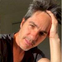 Mauricio Ochmann está de luto por la muerte de su padre adoptivo