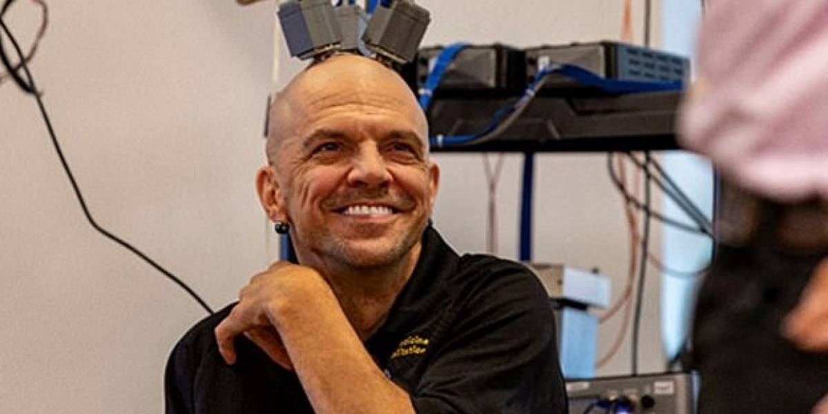 Hombre tetrapléjico es capaz de alimentarse controlando un brazo robótico gracias a electrodos instalados en su cerebro